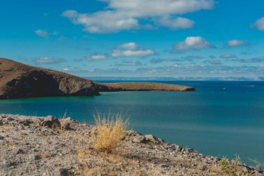 Playa Balandra (Balandra Sahili), Meksika 'nın Baja California Sur yarımadasında bulunan bir plajdır. Su çok sığ, ziyaretçilerin körfezi yürüyerek geçmelerini sağlıyor, dağlar ve kayalar arasında çok güzel bir manzara var.