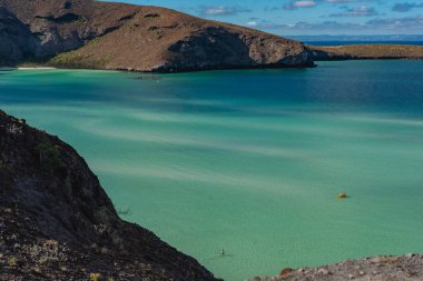 Playa Balandra (Balandra Sahili), Meksika 'nın Baja California Sur yarımadasında bulunan bir plajdır. Su çok sığ, ziyaretçilerin körfezi yürüyerek geçmelerini sağlıyor, dağlar ve kayalar arasında çok güzel bir manzara var.