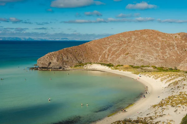 Playa Balandra (Balandra Sahili), Meksika 'nın Baja California Sur yarımadasında bulunan bir plajdır. Su çok sığ, ziyaretçilerin körfezi yürüyerek geçmelerini sağlıyor, dağlar ve kayalar arasında çok güzel bir manzara var.