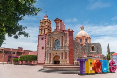 04-2024 Tequisquiapan, Queretaro, Mexicico.Tequisquiapan çoğunlukla hafta sonu kilise ziyaretçilerine hizmet veren bir turistik kasabadır.