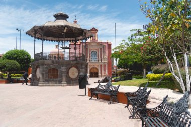 04-2024 Tequisquiapan, Queretaro, Mexicico.Tequisquiapan çoğunlukla hafta sonu kilise ziyaretçilerine hizmet veren bir turistik kasabadır.