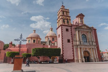 04-2024 Tequisquiapan, Queretaro, Mexicico.Tequisquiapan çoğunlukla hafta sonu kilise ziyaretçilerine hizmet veren bir turistik kasabadır.