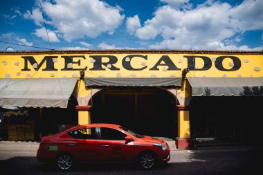 04-2023 Tequisquiapan - Meksika şehir merkezinde kaldırım taşından caddeler, geleneksel kır evleri, işlenmiş demir demirler, ahşap pencere pervazları, çoğunluğu yerli insanların yaşadığı 300 yıllık bir sömürge kasabası var.