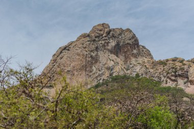04-2023 Pea de Bernal, Queretaro / Mexico Pea de Bernal, Meksika 'nın küçük bir kasabası olan 433 metre uzunluğunda ve dünyanın en uzunlarından biridir. Pea de Bernal, San Sebastin Bernal 'da yer almaktadır.