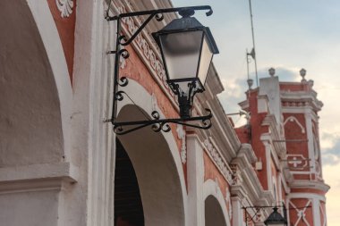 Pea de Bernal Meksika kasabasındaki sokakların detayları