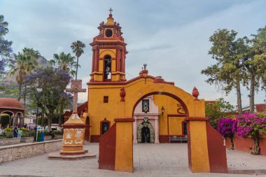 Pea de Bernal, Queretaro / Mexico San Sebastin Tapınağı Villa de Bernal 'ın ana meydanında yer almaktadır. Buradaki en önemli binalardan biri..