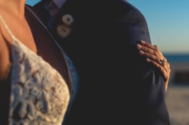 Bir alyans, genellikle sol yüzük parmağının tabanına takılan, genellikle metal, geleneksel altın ya da başka bir değerli metalden dövülmüş bir yüzük takanın evli olduğunu gösterir.