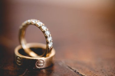 Güzel bir alyans yakın plan, tipik olarak sol yüzük parmağına takılan bir yüzük, genellikle metalden yapılır, geleneksel olarak altından ya da başka değerli bir metalden. Takan kişinin evli olduğunu gösterir.