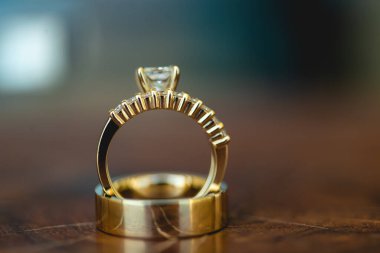 Güzel bir alyans yakın plan, tipik olarak sol yüzük parmağına takılan bir yüzük, genellikle metalden yapılır, geleneksel olarak altından ya da başka değerli bir metalden. Takan kişinin evli olduğunu gösterir.