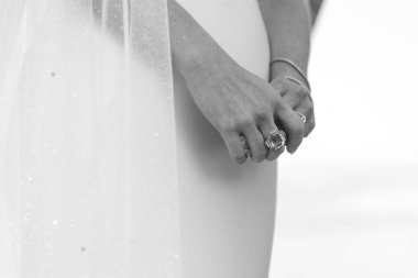 Bir alyans, genellikle sol yüzük parmağının tabanına takılan, genellikle metal, geleneksel altın ya da başka bir değerli metalden dövülmüş bir yüzük takanın evli olduğunu gösterir.