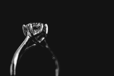 Güzel bir alyans yakın plan, tipik olarak sol yüzük parmağına takılan bir yüzük, genellikle metalden yapılır, geleneksel olarak altından ya da başka değerli bir metalden. Takan kişinin evli olduğunu gösterir.