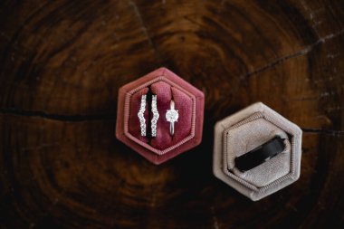 Güzel bir alyans yakın plan, tipik olarak sol yüzük parmağına takılan bir yüzük, genellikle metalden yapılır, geleneksel olarak altından ya da başka değerli bir metalden. Takan kişinin evli olduğunu gösterir.