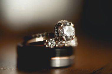 Güzel bir alyans yakın plan, tipik olarak sol yüzük parmağına takılan bir yüzük, genellikle metalden yapılır, geleneksel olarak altından ya da başka değerli bir metalden. Takan kişinin evli olduğunu gösterir.