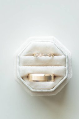 Güzel bir alyans yakın plan, tipik olarak sol yüzük parmağına takılan bir yüzük, genellikle metalden yapılır, geleneksel olarak altından ya da başka değerli bir metalden. Takan kişinin evli olduğunu gösterir.