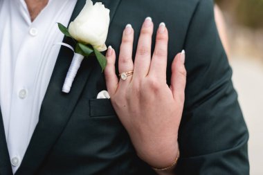 Bir alyans, genellikle sol yüzük parmağının tabanına takılan, genellikle metal, geleneksel altın ya da başka bir değerli metalden dövülmüş bir yüzük takanın evli olduğunu gösterir.