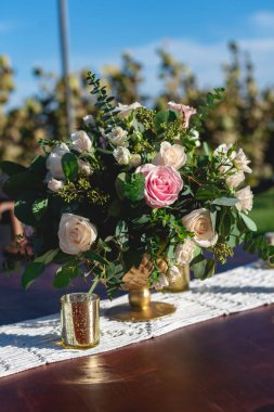 Buket, düğünlerde yaygın olarak kullanılan bir çiçek koleksiyonudur. Sembolizm, kullanılan çiçek türlerine ve kültüre bağlıdır. Düğün buketi 