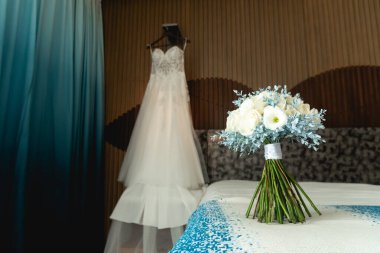 Buket, düğünlerde yaygın olarak kullanılan bir çiçek koleksiyonudur. Sembolizm, kullanılan çiçek türlerine ve kültüre bağlıdır. Düğün buketi 