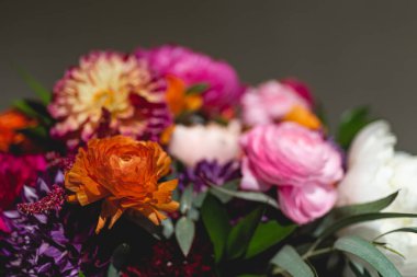 Buket, düğünlerde yaygın olarak kullanılan bir çiçek koleksiyonudur. Sembolizm, kullanılan çiçek türlerine ve kültüre bağlıdır. Düğün buketi 