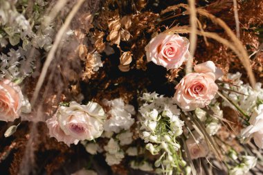 Buket, düğünlerde yaygın olarak kullanılan bir çiçek koleksiyonudur. Sembolizm, kullanılan çiçek türlerine ve kültüre bağlıdır. Düğün buketi 