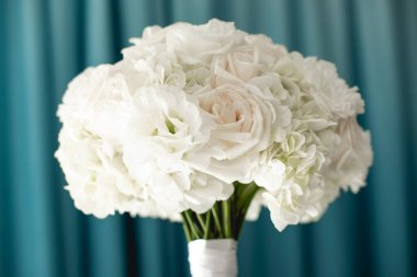 Buket, düğünlerde yaygın olarak kullanılan bir çiçek koleksiyonudur. Sembolizm, kullanılan çiçek türlerine ve kültüre bağlıdır. Düğün buketi 