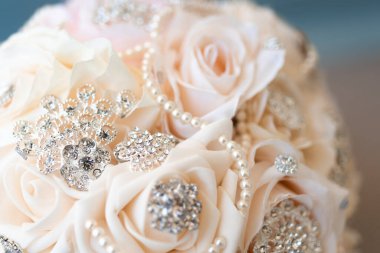 Buket, düğünlerde yaygın olarak kullanılan bir çiçek koleksiyonudur. Sembolizm, kullanılan çiçek türlerine ve kültüre bağlıdır. Düğün buketi 