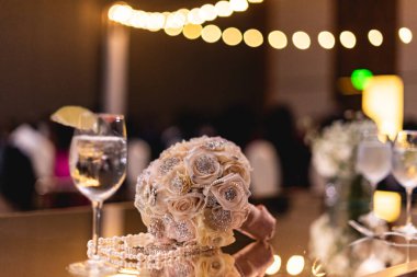 Buket, düğünlerde yaygın olarak kullanılan bir çiçek koleksiyonudur. Sembolizm, kullanılan çiçek türlerine ve kültüre bağlıdır. Düğün buketi 