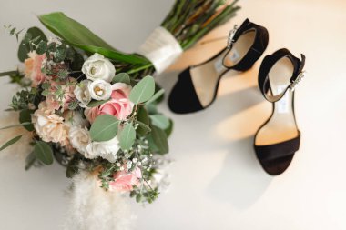 Buket, düğünlerde yaygın olarak kullanılan bir çiçek koleksiyonudur. Sembolizm, kullanılan çiçek türlerine ve kültüre bağlıdır. Düğün buketi 