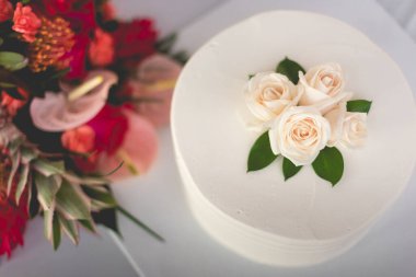 Düğün pastası, yemekten sonra düğün resepsiyonlarında verilen geleneksel pastadır.