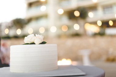 Düğün pastası, yemekten sonra düğün resepsiyonlarında verilen geleneksel pastadır.