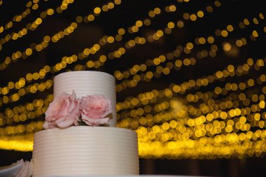 Düğün pastası, yemekten sonra düğün resepsiyonlarında verilen geleneksel pastadır.