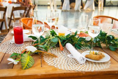 Bir süs, genellikle çiçekler, mumlar veya meyveler olmak üzere merkezi bir dekoratif nesnedir ve düğün resepsiyon dekorasyonunun önemli bir parçasıdır..