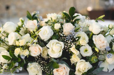 Bir süs, genellikle çiçekler, mumlar veya meyveler olmak üzere merkezi bir dekoratif nesnedir ve düğün resepsiyon dekorasyonunun önemli bir parçasıdır..