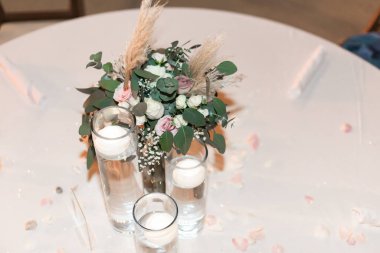 Bir süs, genellikle çiçekler, mumlar veya meyveler olmak üzere merkezi bir dekoratif nesnedir ve düğün resepsiyon dekorasyonunun önemli bir parçasıdır..