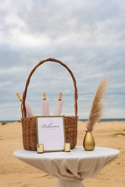 Bir süs, genellikle çiçekler, mumlar veya meyveler olmak üzere merkezi bir dekoratif nesnedir ve düğün resepsiyon dekorasyonunun önemli bir parçasıdır..