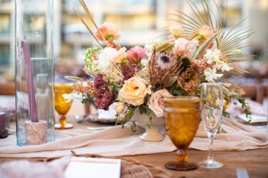 Bir süs, genellikle çiçekler, mumlar veya meyveler olmak üzere merkezi bir dekoratif nesnedir ve düğün resepsiyon dekorasyonunun önemli bir parçasıdır..