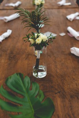 Bir süs, genellikle çiçekler, mumlar veya meyveler olmak üzere merkezi bir dekoratif nesnedir ve düğün resepsiyon dekorasyonunun önemli bir parçasıdır..