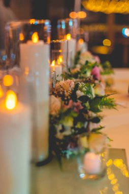 Bir süs, genellikle çiçekler, mumlar veya meyveler olmak üzere merkezi bir dekoratif nesnedir ve düğün resepsiyon dekorasyonunun önemli bir parçasıdır..