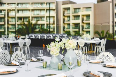 Bir süs, genellikle çiçekler, mumlar veya meyveler olmak üzere merkezi bir dekoratif nesnedir ve düğün resepsiyon dekorasyonunun önemli bir parçasıdır..