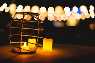 Bir süs, genellikle çiçekler, mumlar veya meyveler olmak üzere merkezi bir dekoratif nesnedir ve düğün resepsiyon dekorasyonunun önemli bir parçasıdır..