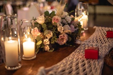 Bir süs, genellikle çiçekler, mumlar veya meyveler olmak üzere merkezi bir dekoratif nesnedir ve düğün resepsiyon dekorasyonunun önemli bir parçasıdır..