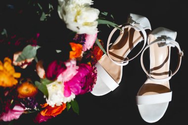 Düğün ayakkabıları, gelinlik / damat düğün gününün çok önemli bir aksesuarıdır. Kıyafet, kıyafet, tarz, renk ve boy kültüre bağlıdır.