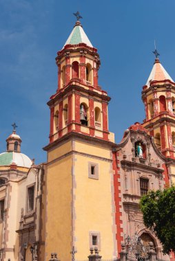 Meksika 'nın orta kesiminde yer alan Queretaro renkli kenti, şehir merkezinin dört bir yanında koloni mimarisinin önemli örneklerini sunmaktadır..