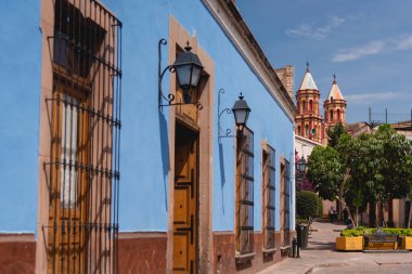 Queretaro, Mexico-2023 Meksika 'nın orta bölgesinde yer alan renkli Queretaro şehri şehir merkezinin her yerinde koloni mimarisinin önemli örneklerini sunmaktadır..