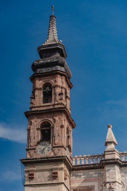 Meksika 'nın orta kesiminde yer alan Queretaro renkli kenti, şehir merkezinin dört bir yanında koloni mimarisinin önemli örneklerini sunmaktadır..