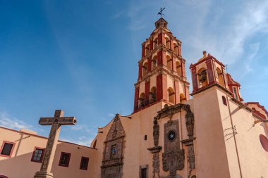 Meksika 'nın orta kesiminde yer alan Queretaro renkli kenti, şehir merkezinin dört bir yanında koloni mimarisinin önemli örneklerini sunmaktadır..