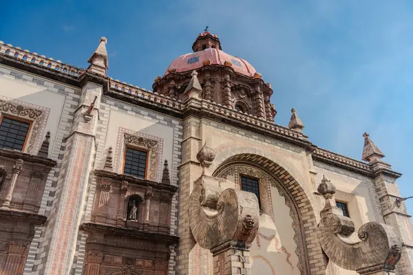Meksika 'nın orta kesiminde yer alan Queretaro renkli kenti, şehir merkezinin dört bir yanında koloni mimarisinin önemli örneklerini sunmaktadır..
