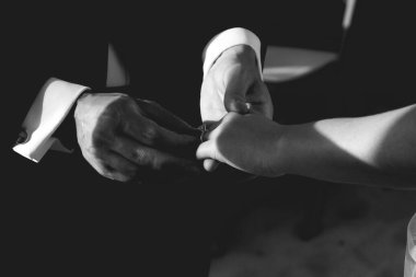 Nikah yüzüğü, genellikle sol yüzük parmağının tabanına takılan, genellikle metal, altın ya da başka bir değerli metalden dövülmüş bir alyans yüzüğüdür..