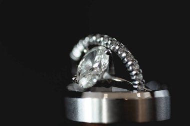 Nikah yüzüğü, genellikle sol yüzük parmağının tabanına takılan, genellikle metal, altın ya da başka bir değerli metalden dövülmüş bir alyans yüzüğüdür..