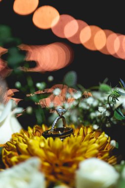 Nikah yüzüğü, genellikle sol yüzük parmağının tabanına takılan, genellikle metal, altın ya da başka bir değerli metalden dövülmüş bir alyans yüzüğüdür..