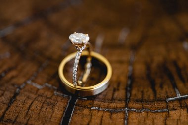 Nikah yüzüğü, genellikle sol yüzük parmağının tabanına takılan, genellikle metal, altın ya da başka bir değerli metalden dövülmüş bir alyans yüzüğüdür..